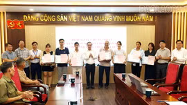 Phường Cam Đường trao 7 giấy chứng nhận quyền sử dụng đất cho các hộ dân theo “Mô hình liên thông 5 tại chỗ”