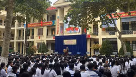 Trung đoàn 254 tuyên truyền truyền thống lực lượng vũ trang Quân khu 2 cho hơn 800 học sinh