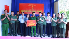 Trao tặng nhà tình nghĩa cho cán bộ Công an xã Si Ma Cai có hoàn cảnh khó khăn