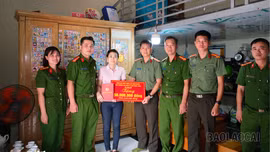 Công an tỉnh Lào Cai thăm hỏi, hỗ trợ hai gia đình cán bộ có hoàn cảnh đặc biệt khó khăn