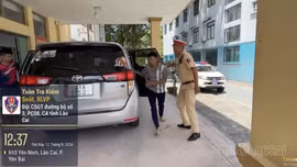 Cảnh sát giao thông Lào Cai mở đường, đưa sản phụ đi cấp cứu kịp thời