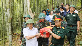 Cất bốc mộ liệt sĩ tại thôn Nậm Pung, xã Mường Hum