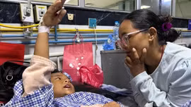 Trèo cây thoát lũ dữ, bé trai 8 tuổi Nepal đoàn tụ mẹ sau 3 ngày sinh tử