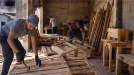 Người dân Gaza tận dụng pallet gỗ viện trợ nhân đạo để làm đồ nội thất