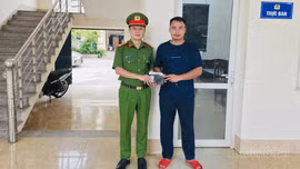 Công an cơ sở hỗ trợ người dân trao trả tài sản, tiền chuyển khoản nhầm