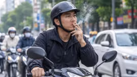 Vừa đi xe máy vừa hút thuốc lá, có bị xử phạt không?