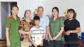 Chi hội Phụ nữ Công an phường Âu Lâu trao 5 suất quà cho học sinh có hoàn cảnh khó khăn dịp đầu năm học mới 
