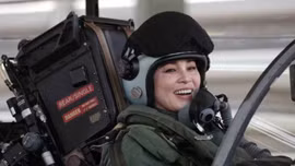 Hoàng hậu Thái Lan lần đầu một mình lái tiêm kích Gripen, được nhà vua trao băng tay vàng