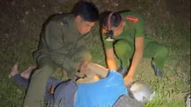 Công an xã Việt Hồng kịp thời đưa người phụ nữ bị tai nạn giao thông đi cấp cứu