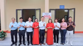 Phó Chủ tịch UBND tỉnh Nguyễn Thành Sinh dự lễ khánh thành công trình “Bếp ăn cho em” tại điểm trường Khe Năm