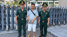 BĐBP Lào Cai khởi tố đối tượng người nước ngoài vận chuyển trái phép 355 triệu đồng qua biên giới