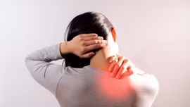 Cẩn trọng khi tự xoa bóp, bẻ vặn cổ khi đau cổ vai gáy