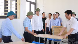 Phó Chủ tịch UBND tỉnh Phan Trung Bá kiểm tra công tác chuẩn bị khai giảng tại Trường Phổ thông nội trú Tiểu học và THCS Y Tý