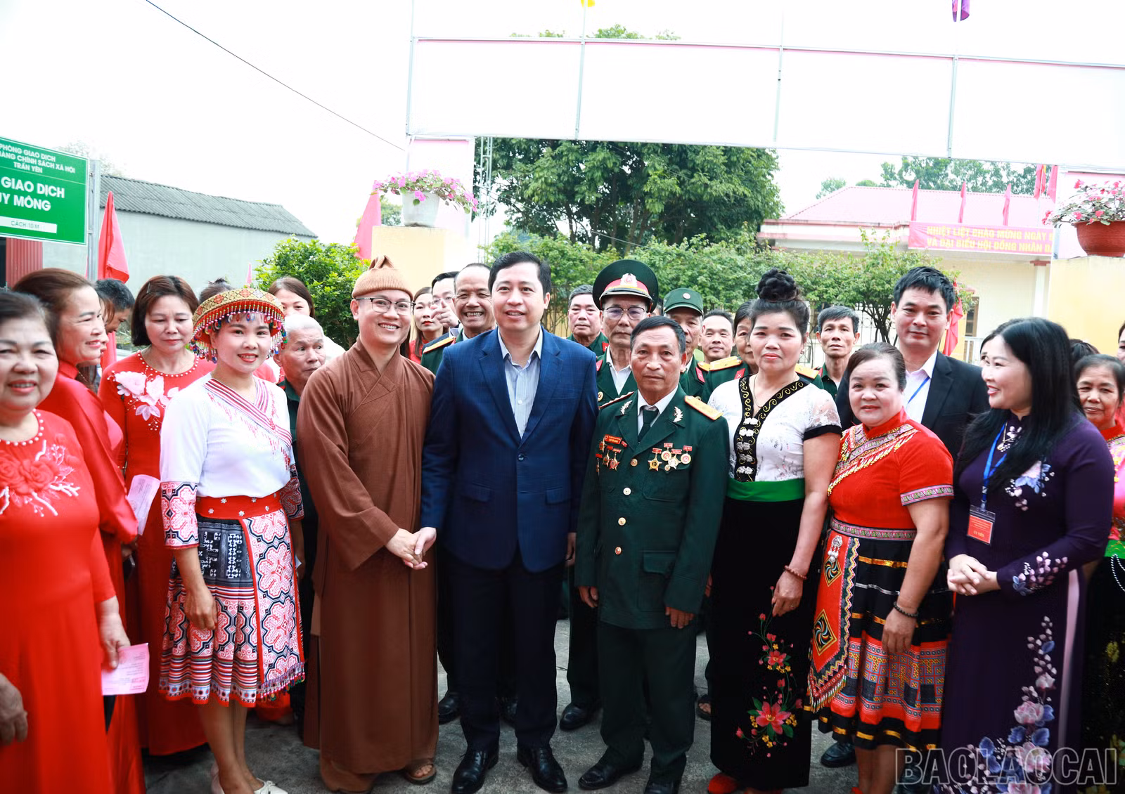 Bí thư Tỉnh ủy Dương Quốc Huy cùng đoàn công tác của tỉnh trao đổi với cử tri khu vực bỏ phiếu thôn Bình Minh, xã Quy Mông.