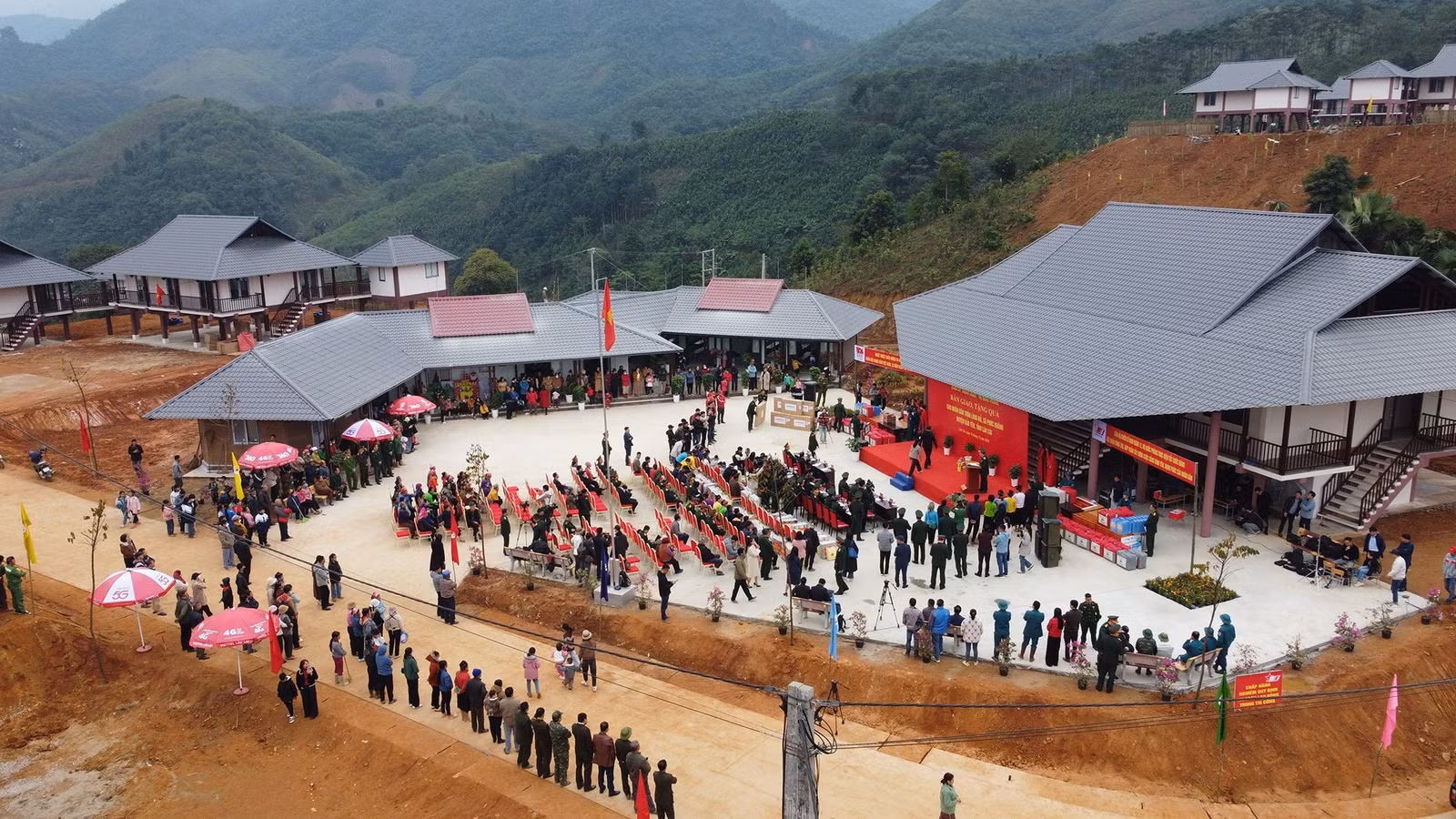 nha-sinh-hoat-cong-dong-lang-nu-trong-ngay-doan-cong-tac-bo-quoc-phong-ban-giao-nha-tang-qua-cho-cac-ho-dan.jpg