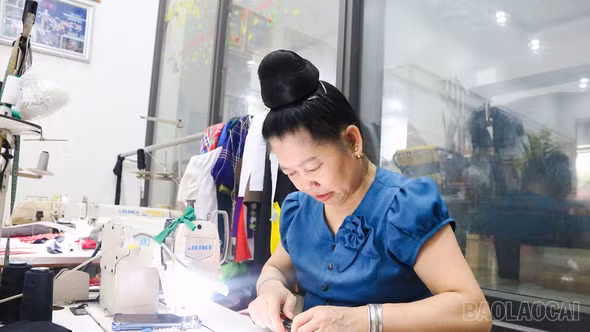 Người giữ nghề may áo cỏm ở Mường Lò