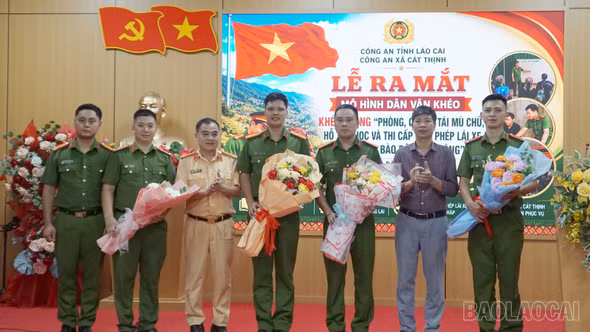 Cát Thịnh ra mắt mô hình dân vận khéo “Hỗ trợ đồng bào Mông học chữ, thi giấy phép lái xe”
