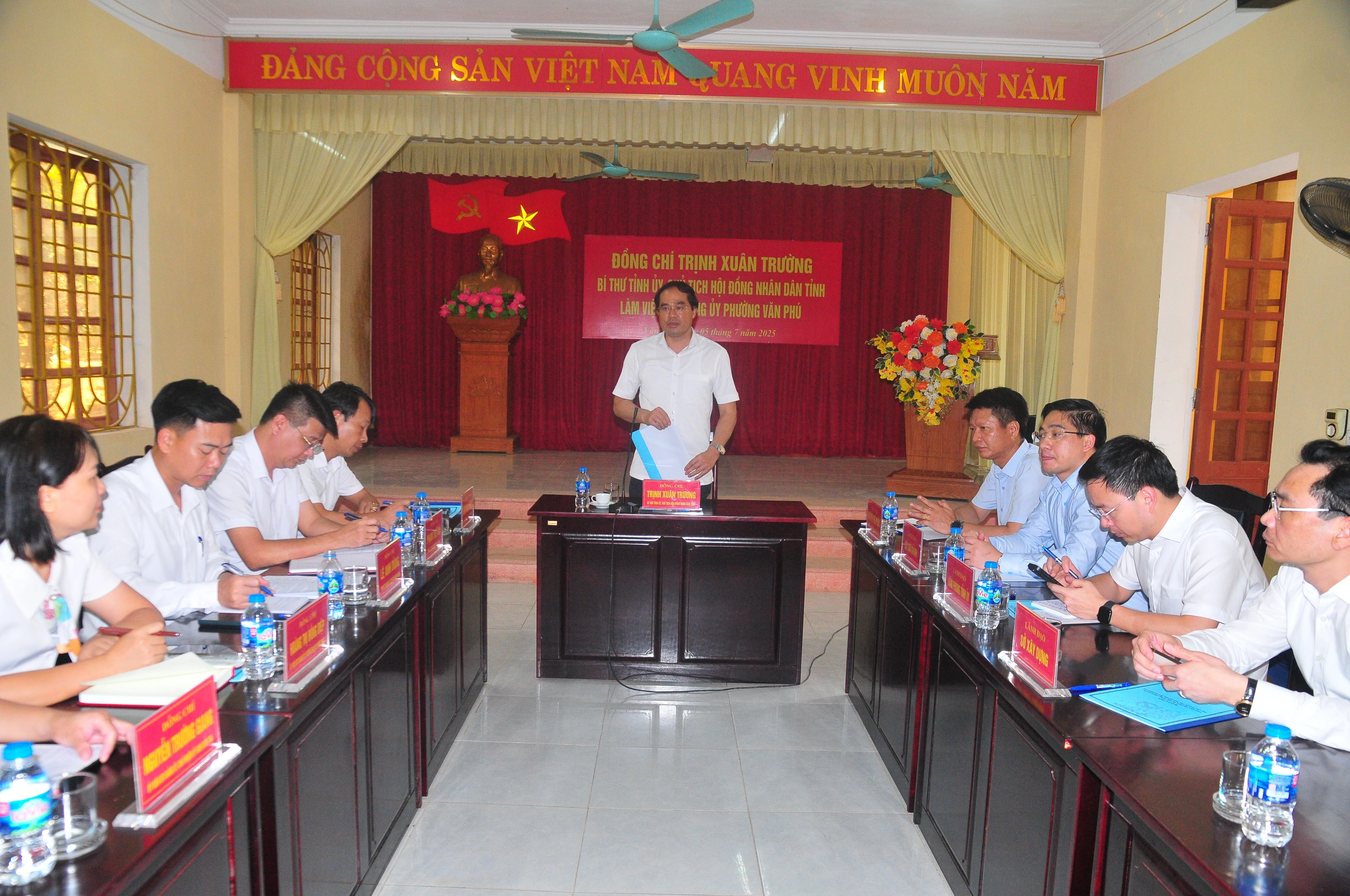 Đồng chí Trịnh Xuân Trường, Bí thư Tỉnh ủy, Chủ tịch HĐND tỉnh phát biểu tại phường Văn Phú.