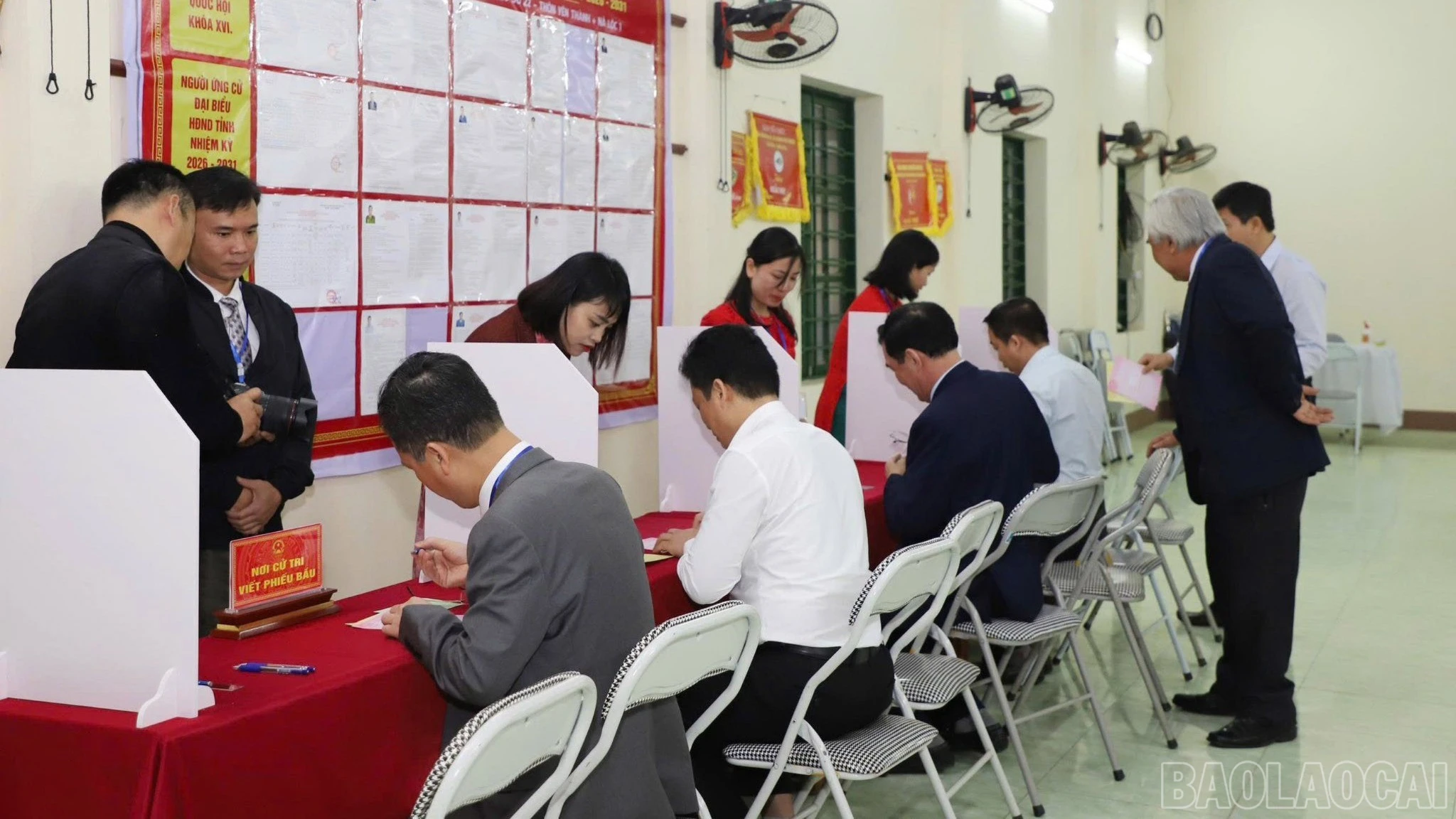 Đông đảo cử tri tỉnh Lào Cai hoàn thành bỏ phiếu vào sáng 15/3.