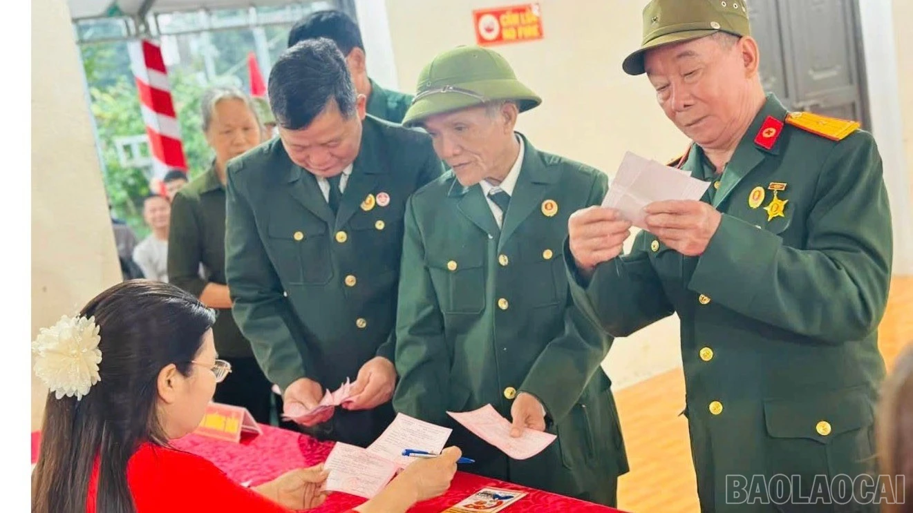 Các cử tri người cao tuổi xã Yên Bình đi bỏ phiếu bầu cử đại biểu Quốc hội khóa XVI và đại biểu Hội đồng nhân dân các cấp