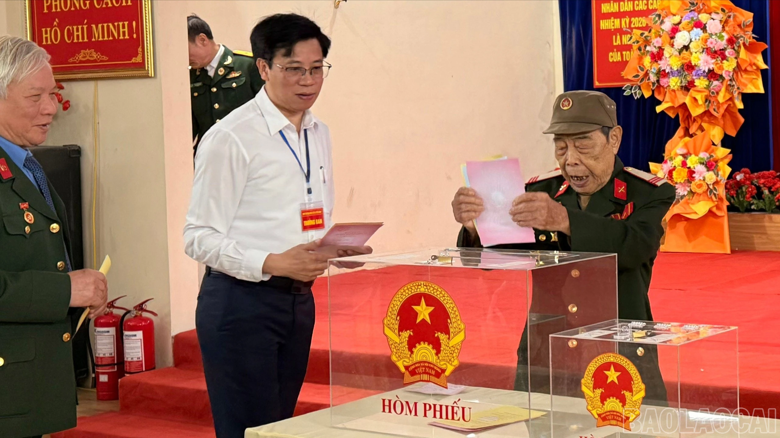 Ông La Ngọc Khánh, 96 tuổi trú tại thôn 6 xã Yên Bình, tỉnh Lào Cai, cử tri cao tuổi tham gia bầu cử.