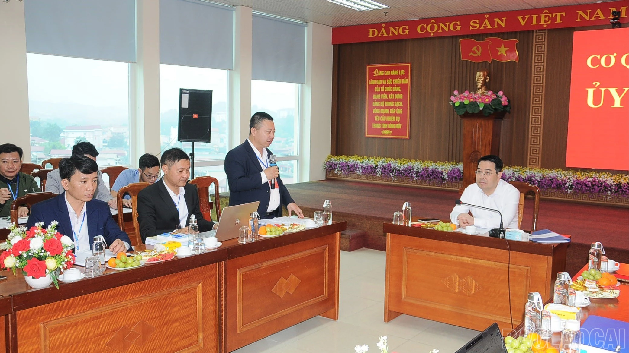 Đồng chí Nguyễn Tuấn Anh - Chủ tịch UBND tỉnh Lào Cai làm việc với Ủy Ban bầu cử tỉnh về tiến độ bầu cử các địa phương.