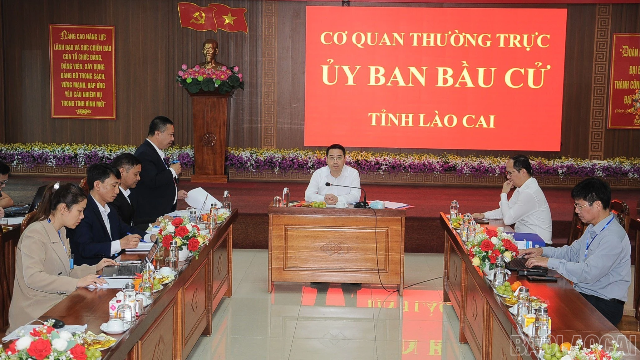Đồng chí Nguyễn Tuấn Anh - Chủ tịch UBND tỉnh Lào Cai làm việc với Ủy Ban bầu cử tỉnh về tiến độ bầu cử các địa phương.
