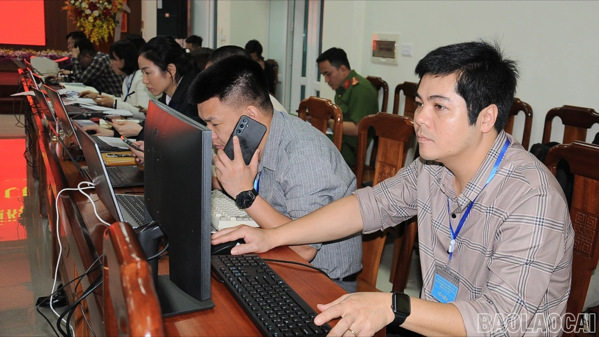 Thành viên Ủy ban Bầu cử tỉnh cập nhật tiến độ bỏ phiếu các địa phương.