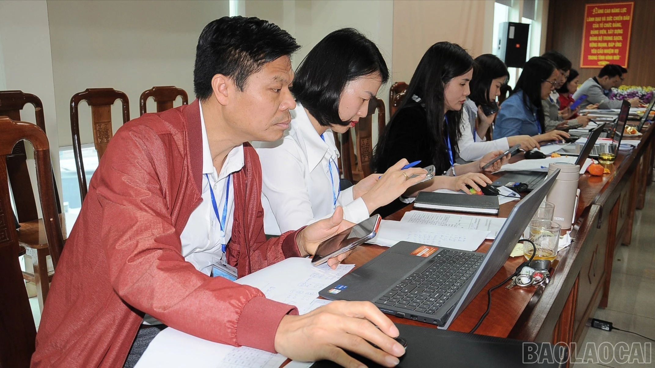 Thành viên Ủy ban Bầu cử tỉnh cập nhật tiến độ bỏ phiếu các địa phương.