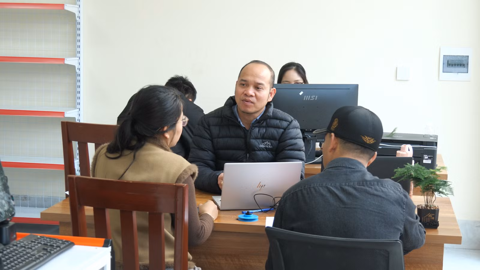 kien-hoi-cho-100-00-37-15still004.png