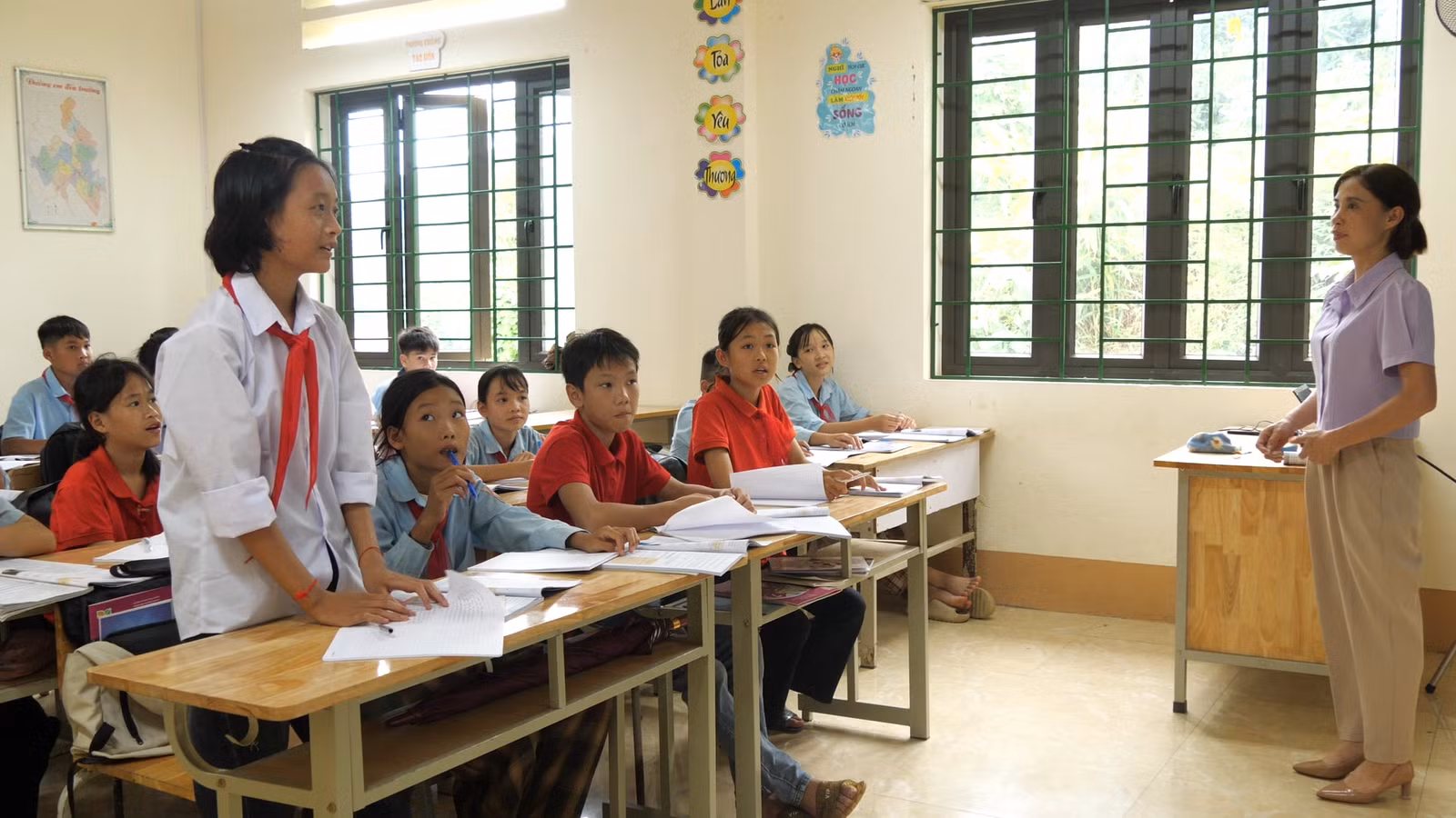 Em Mông Hoàng Thảo Ngọc trở lại trường viết tiếp ước mơ trở thành bác sĩ.