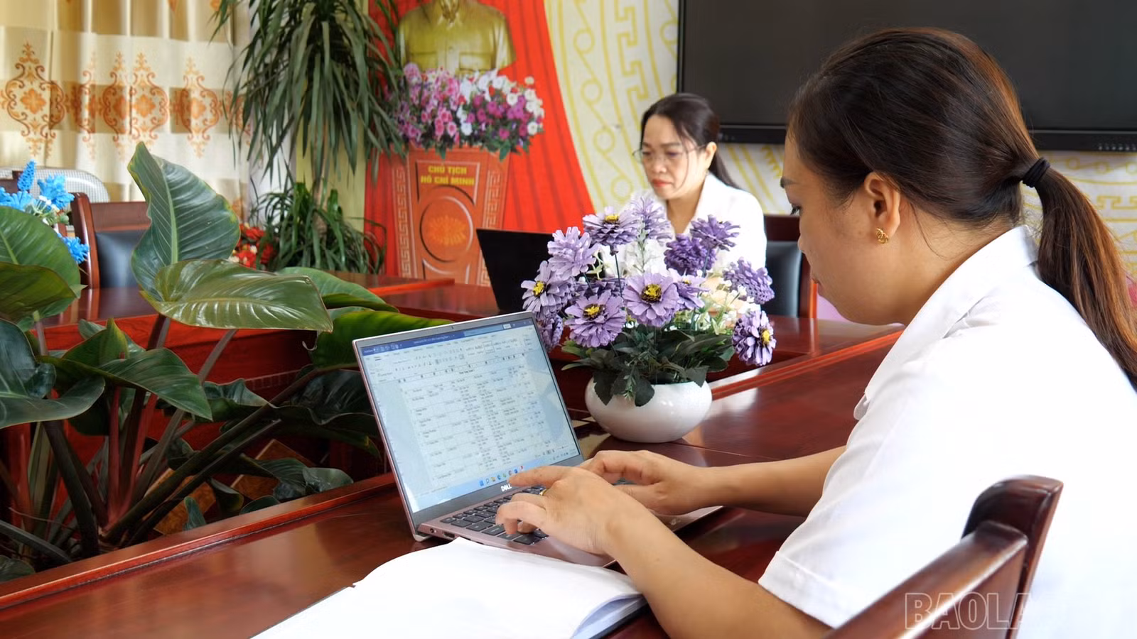 Các cô giáo Trường Mầm non Cốc San ghi chép thông tin vào sổ tay rồi đem về trường chính để cập nhật lên hệ thống.