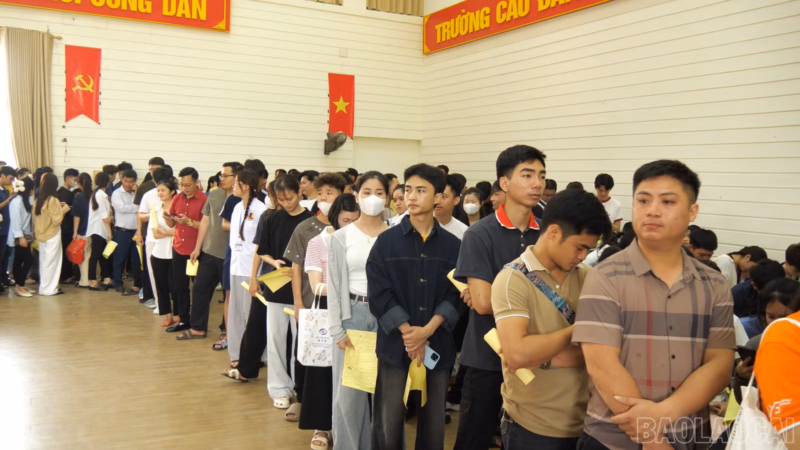 Các tình nguyện viên xếp hàng đăng ký hiến máu.