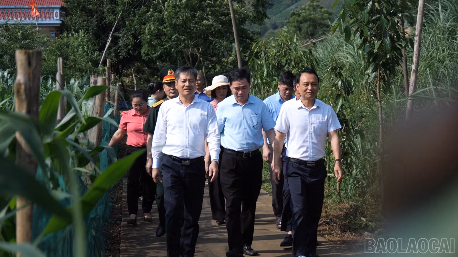 Đồng chí Ngô Hạnh Phúc và Đoàn công tác tới thăm các gia đình chính sách tại xã Văn Bàn.