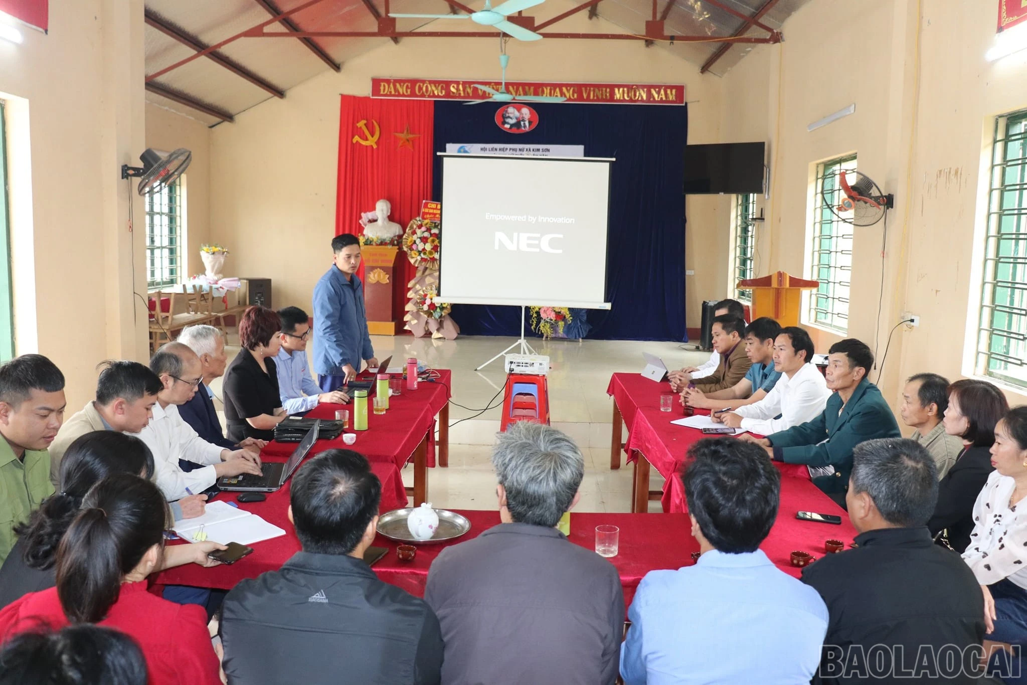 baolaocai-br_dai-dien-doanh-nghiep-lam-viec-voi-cac-ho-dan-co-dat-nam-trong-vung-trien-khai-du-an-chan-nuoi-lon-tai-xa-kim-son.jpg