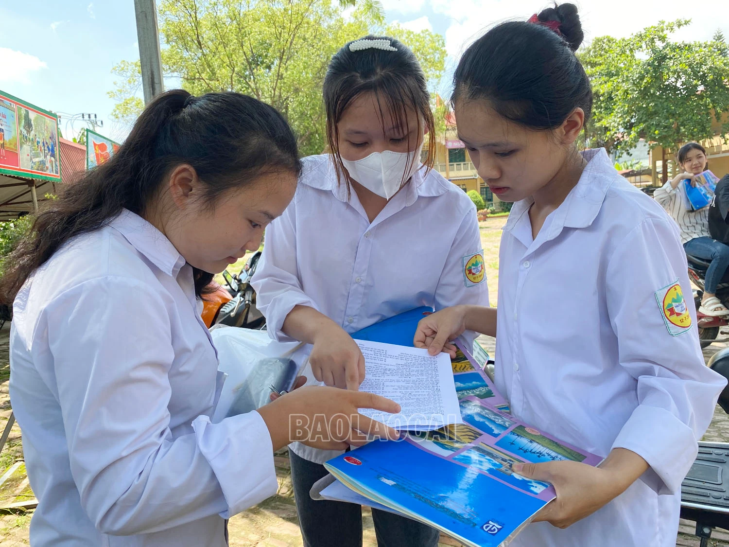Các thí sinh thi môn Khoa học xã hội tại điểm thi số 1 Văn Bàn bạn luận sau khi kết thúc buổi thi..jpg