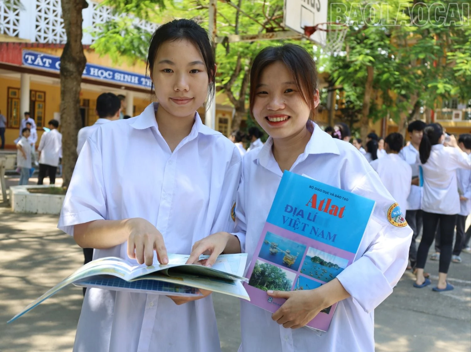 Học sinh tại điểm thi số 1 vui vẻ khi hoàn thành bài thi tổ hợp..jpg