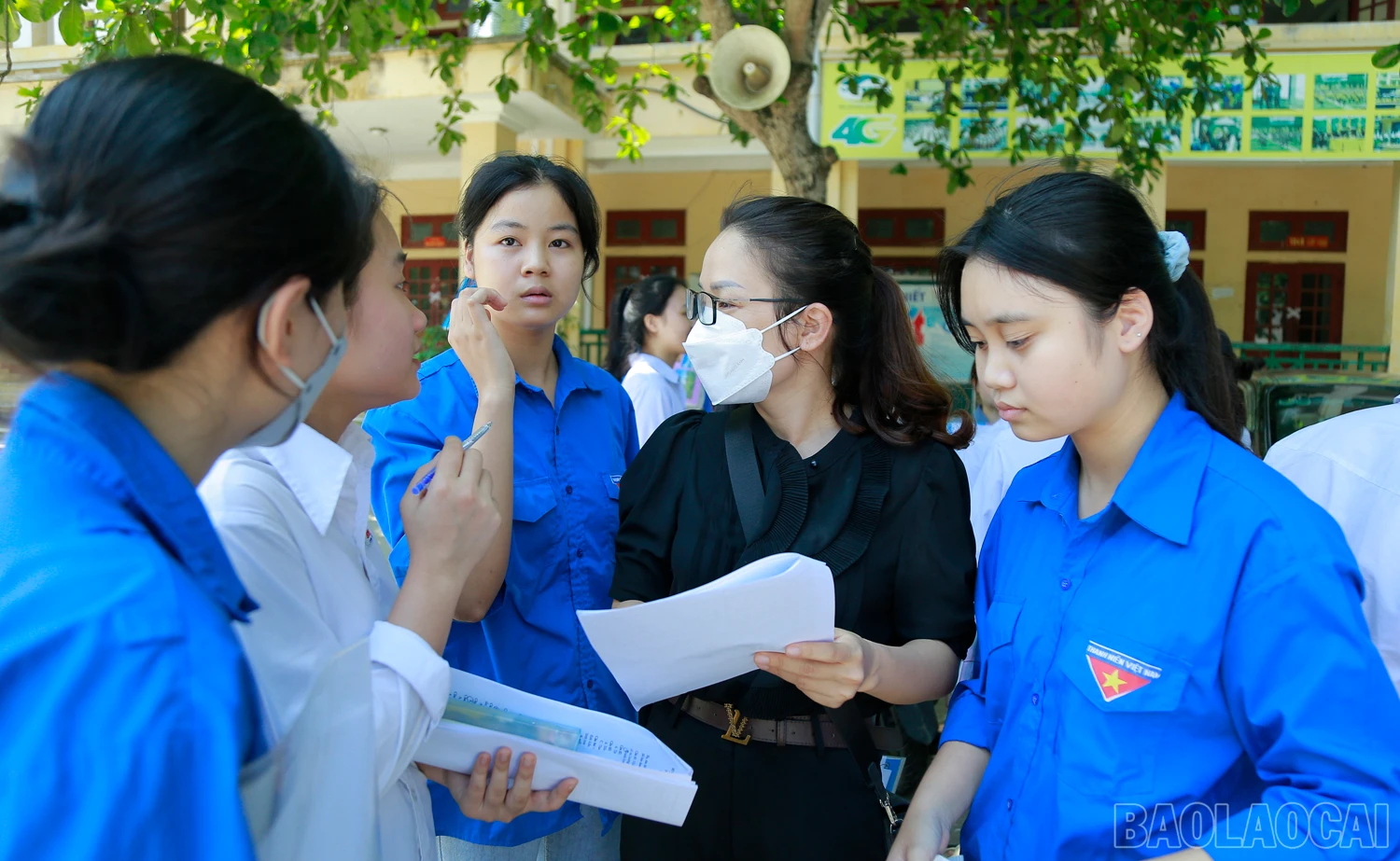 baolaocai_ giáo viên trao đổi với học sinh của mình bài sau giờ thi.JPG