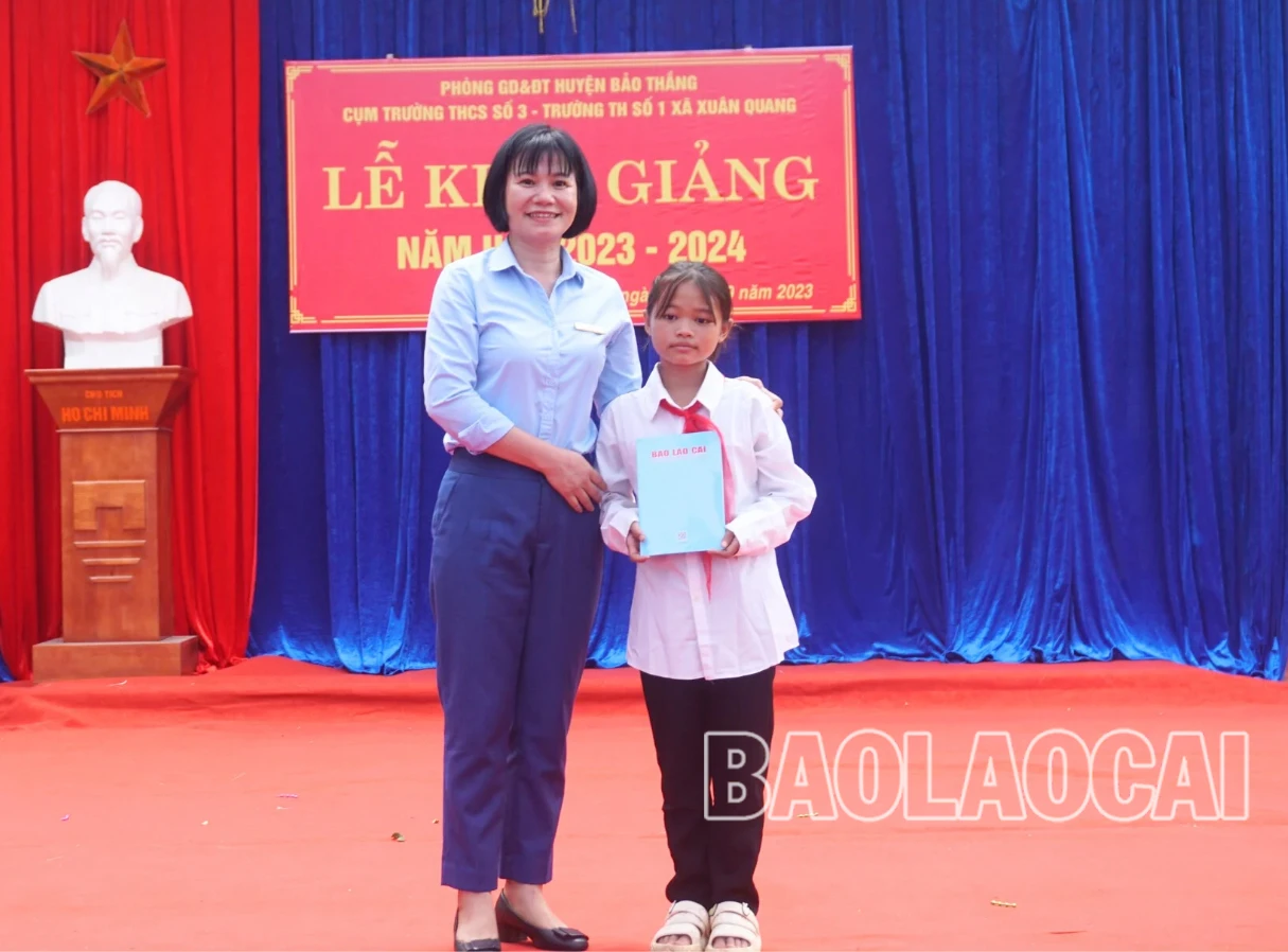 Mạnh thường quân trao 1 suất học bổng thông qua Báo Lào Cai..jpg