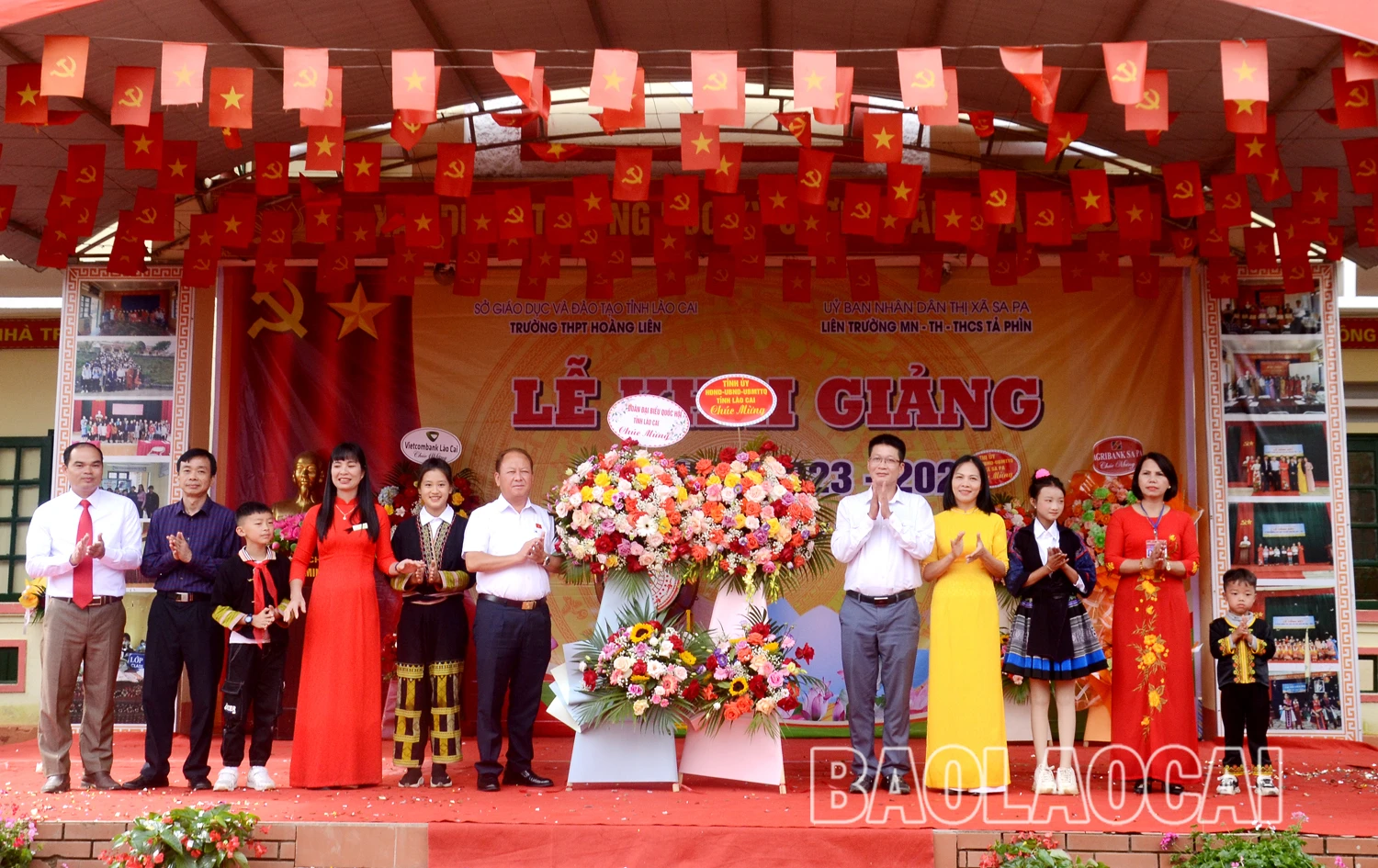 Đồng chí Sùng A Lềnh tặng hoa chúc mừng các trường học nhân dịp khai giảng năm học mới.