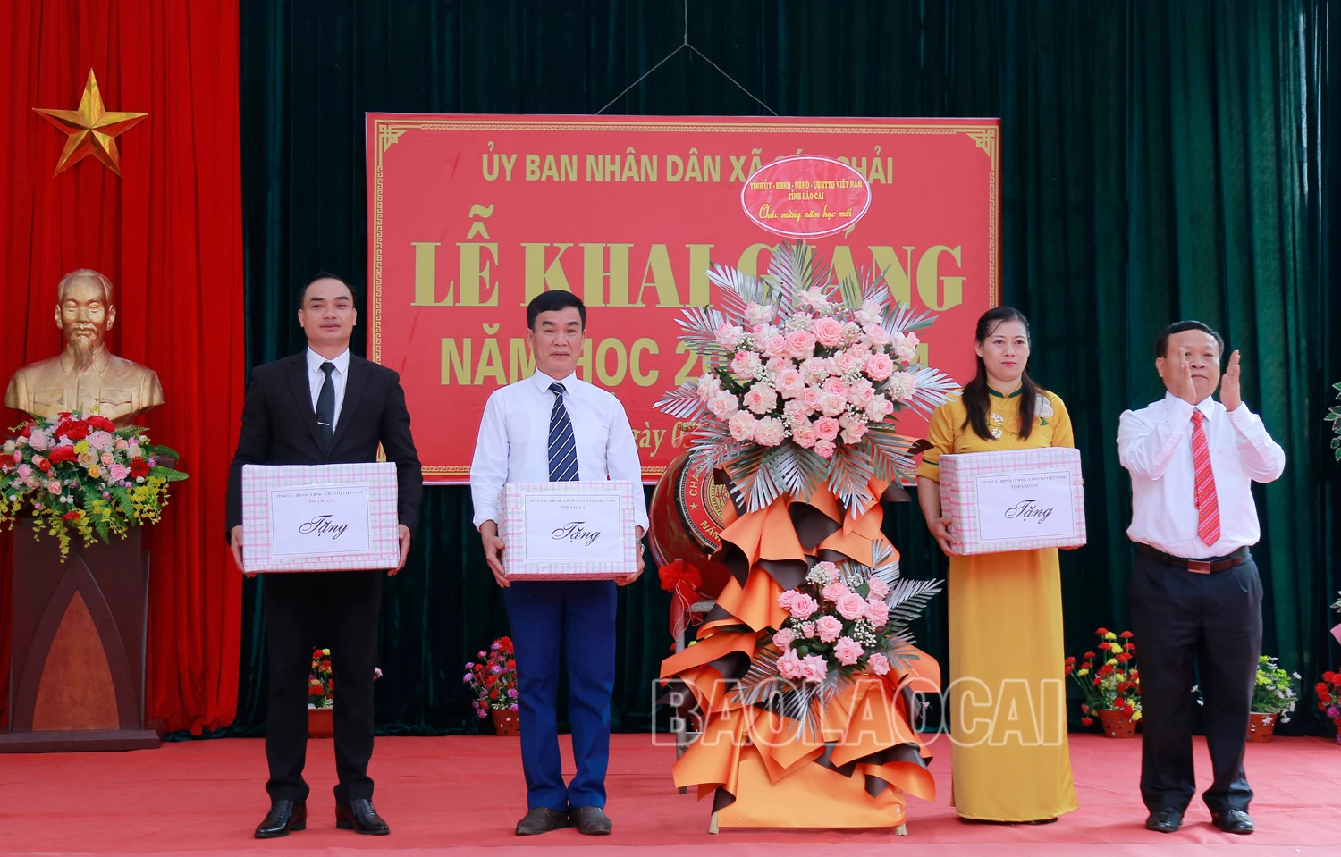 Đồng chí Nguyễn Trọng Hài, Phó Chủ tịch UBND tỉnh đánh tặng quà các nhà trường..jpg