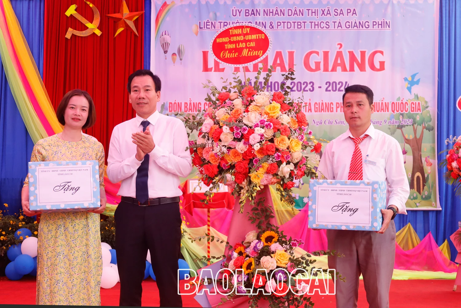 Đồng chí Dương Đức Huy, Ủy viên Ban Thường vụ, Trưởng Ban Tuyên giáo Tỉnh ủy tặng hoa của Tỉnh ủy, HĐND, UBND, Ủy ban MTTQ tỉnh cho các nhà trường.
