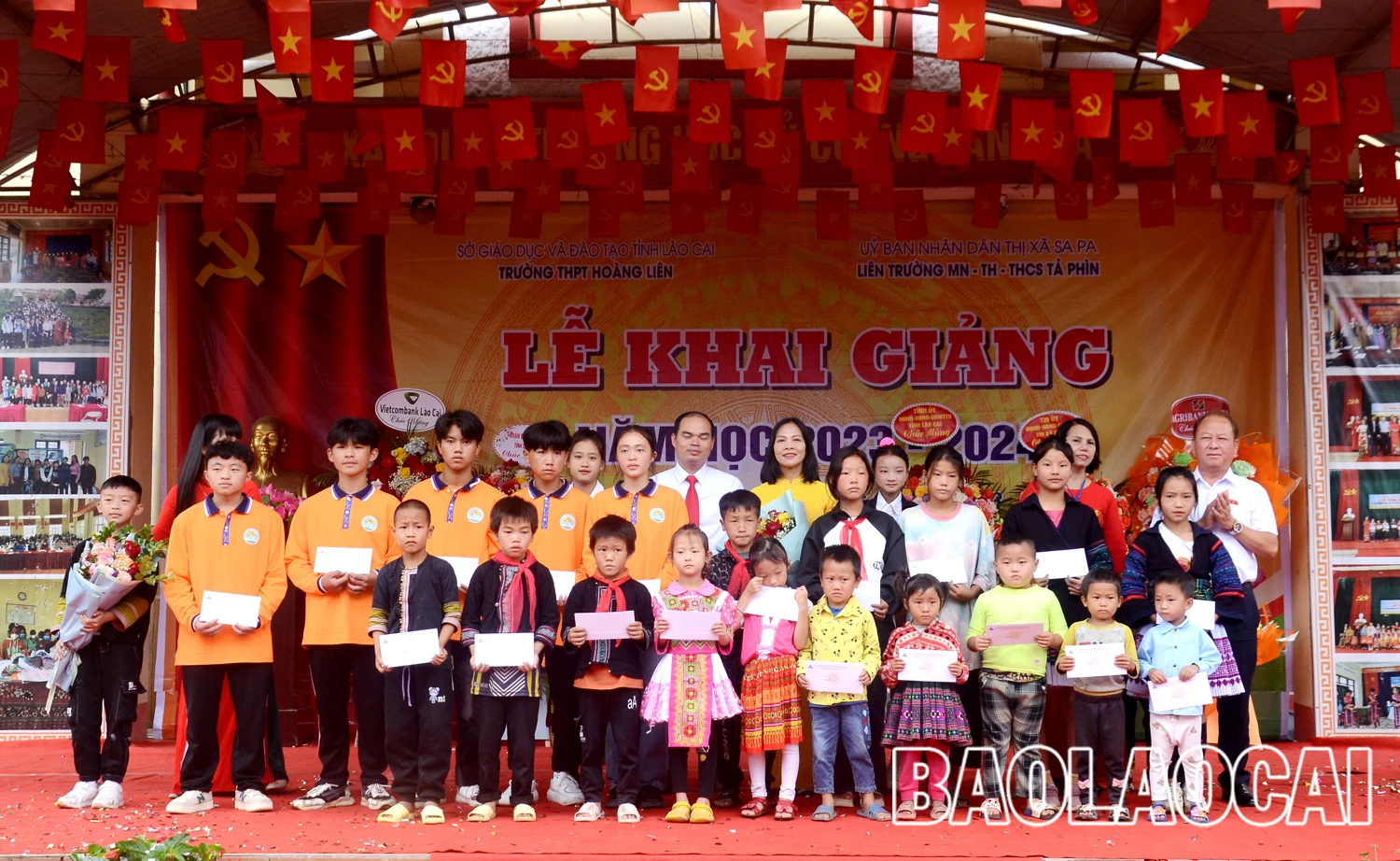 Tặng 20 suất học bổng cho học sinh nghèo vượt khó.