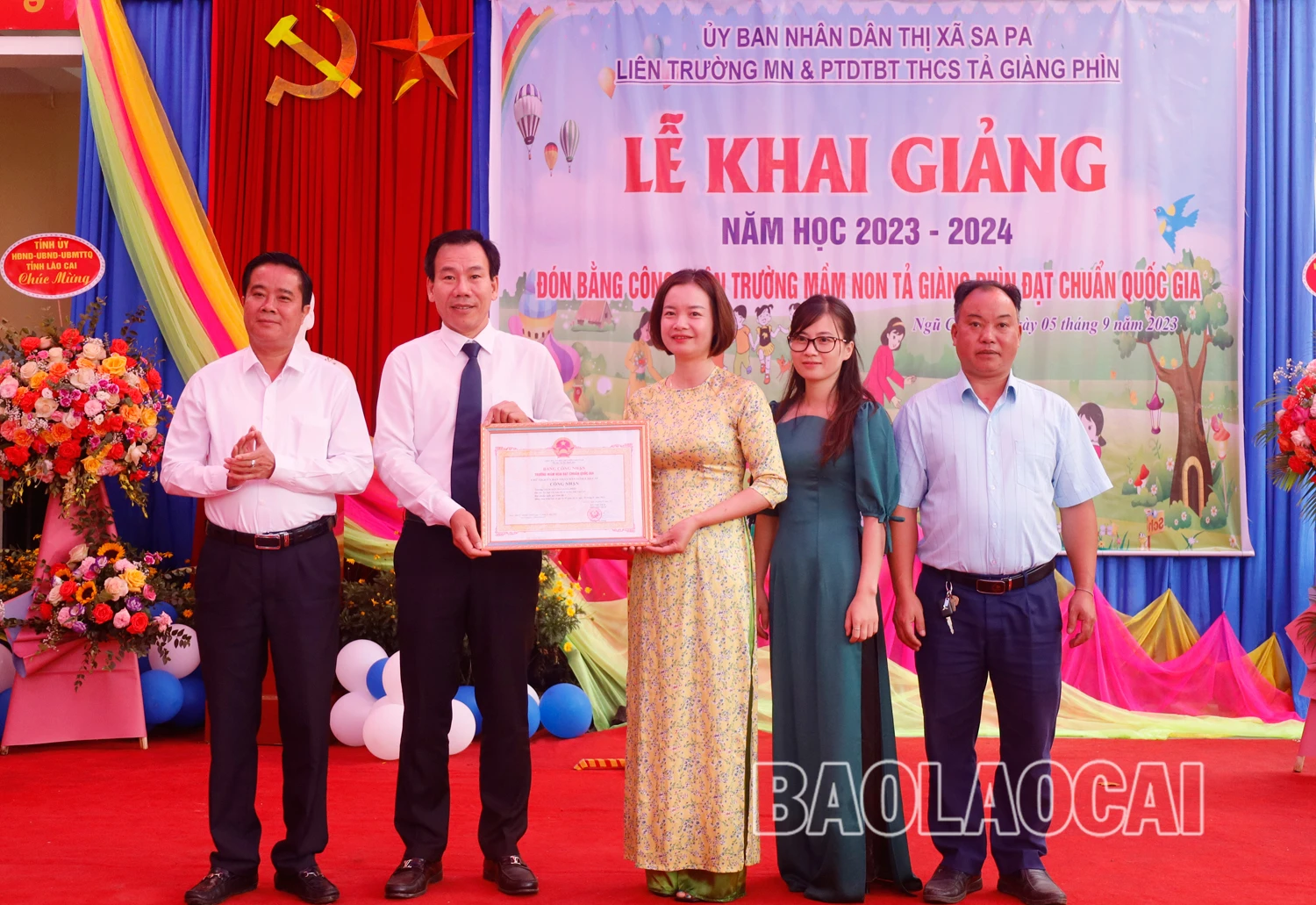Trao Bằng công nhận Trường Mầm non Tả Giàng Phìn đạt chuẩn Quốc gia.