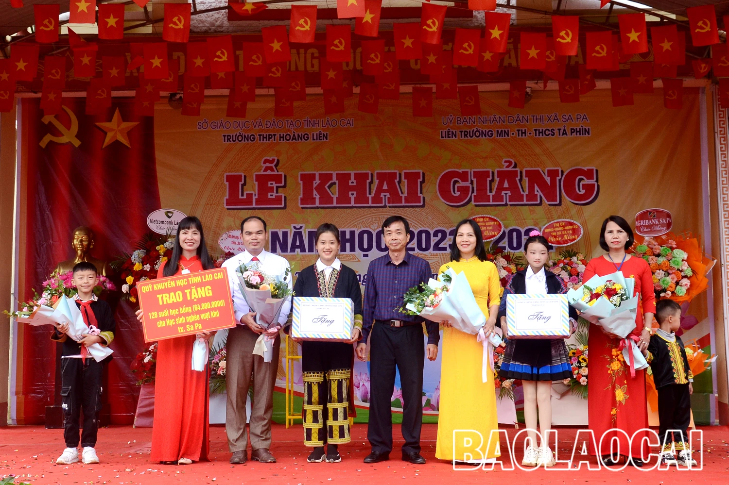 Hội Khuyến học tỉnh tặng 128 suất học bổng trị giá 64 triệu đồng cho học sinh nghèo vượt khó của các trường học.