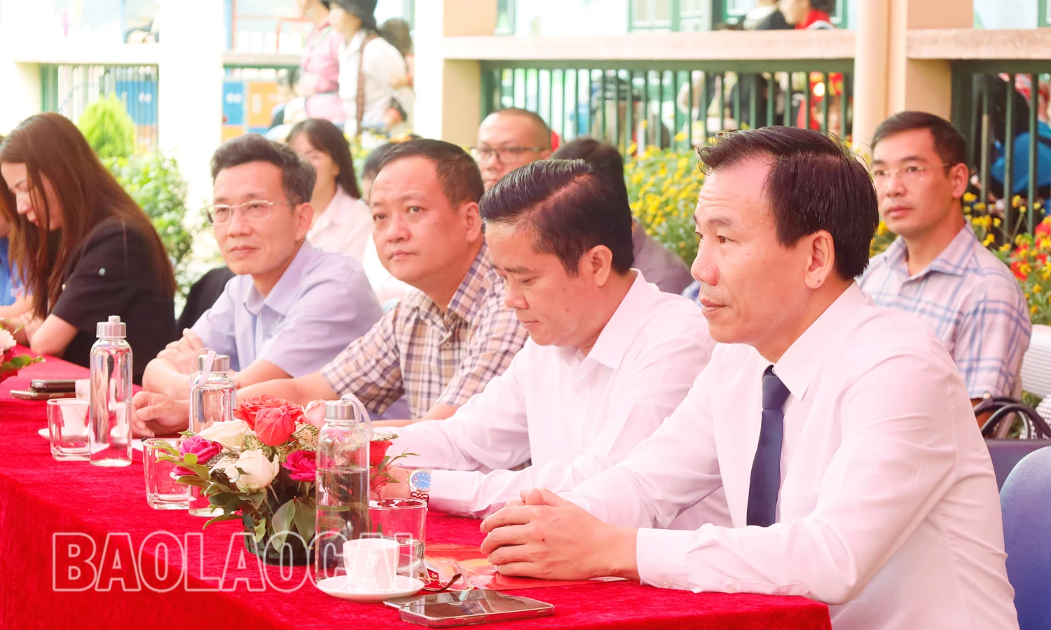 Các đại biểu dự lễ khai giảng.