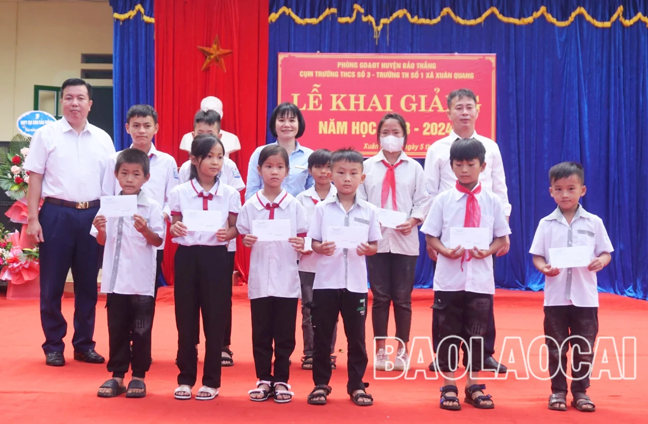 Lãnh đạo Báo Lào Cai tặng quà học sinh vượt khó..jpg