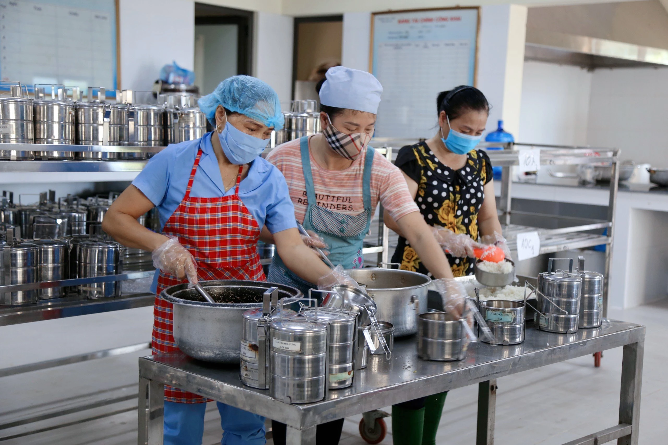 nhan-vien-nha-bep-chia-cac-suat-an-cho-hoc-sinh-5031.jpg