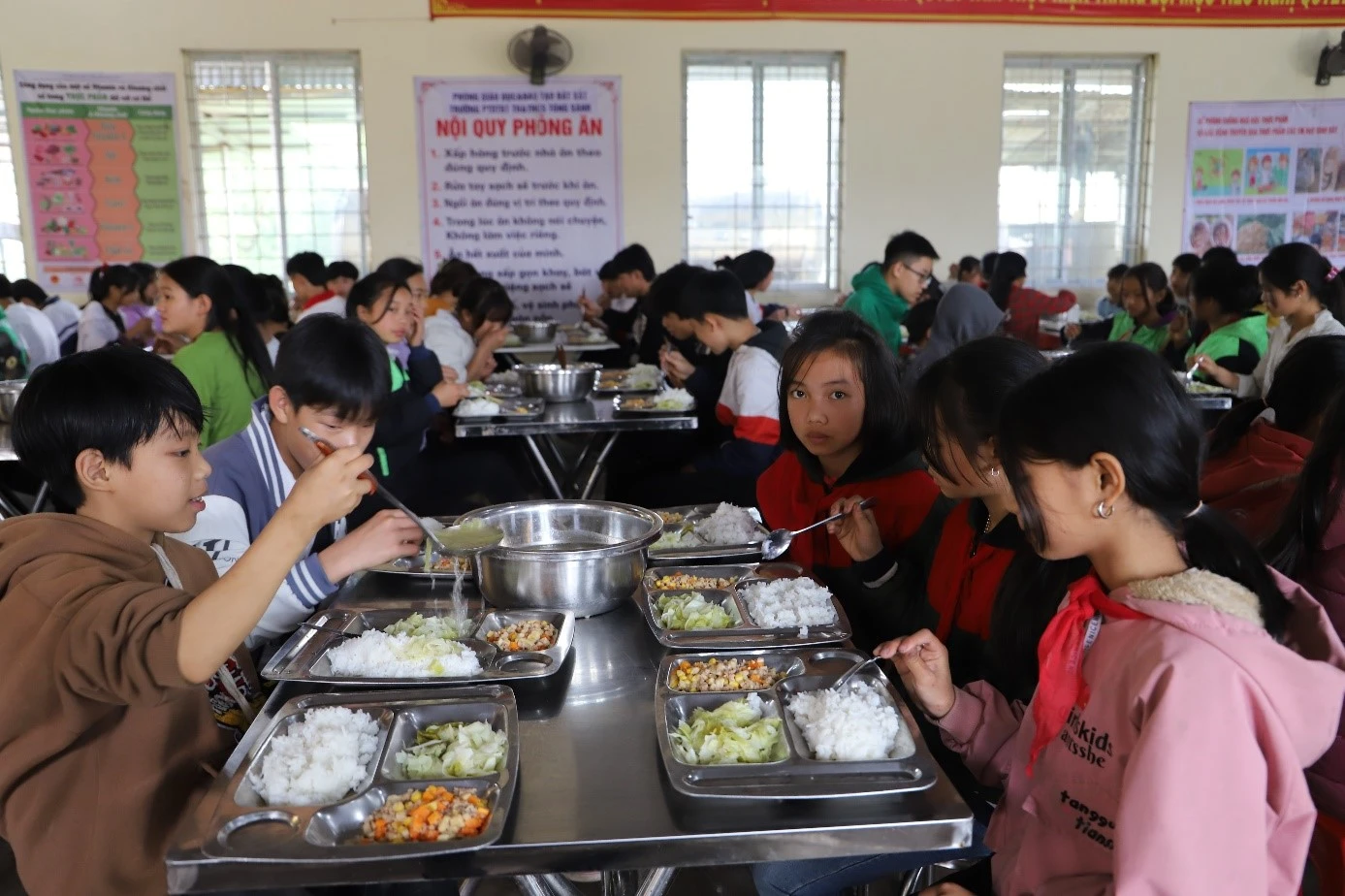 bua-an-ban-tru-cua-hoc-sinh-truong-ptdtbt-tieu-hoc-va-thcs-tong-sanh-8527.jpg