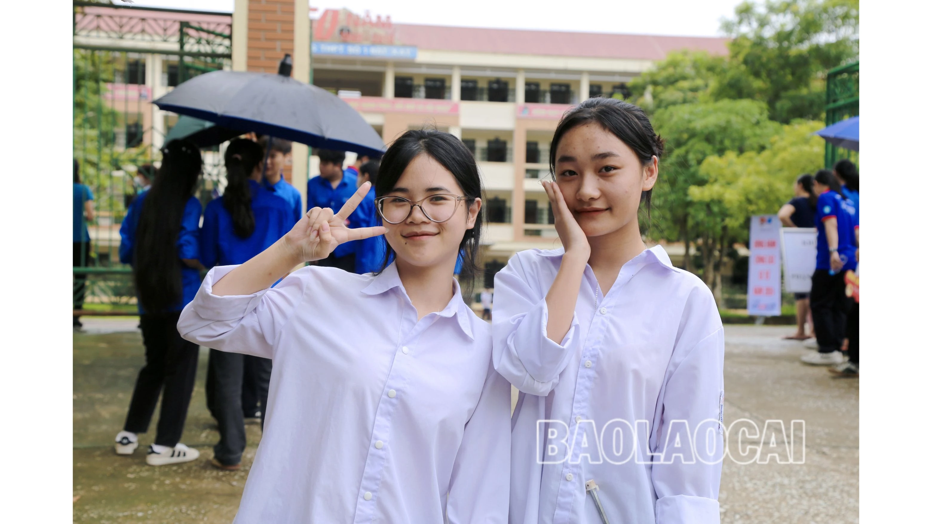 Nữ sinh phấn khởi rời điểm thi Trường THPT số 1 huyện Bát Xát sau khi hoàn tất bài thi Ngữ văn.